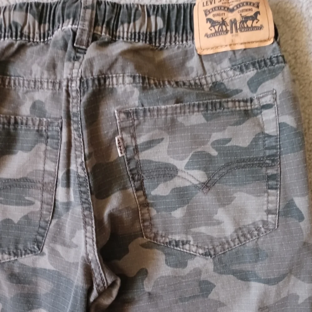 Levi's joggers boys youth size large  army fatigue colors elastic waist pants